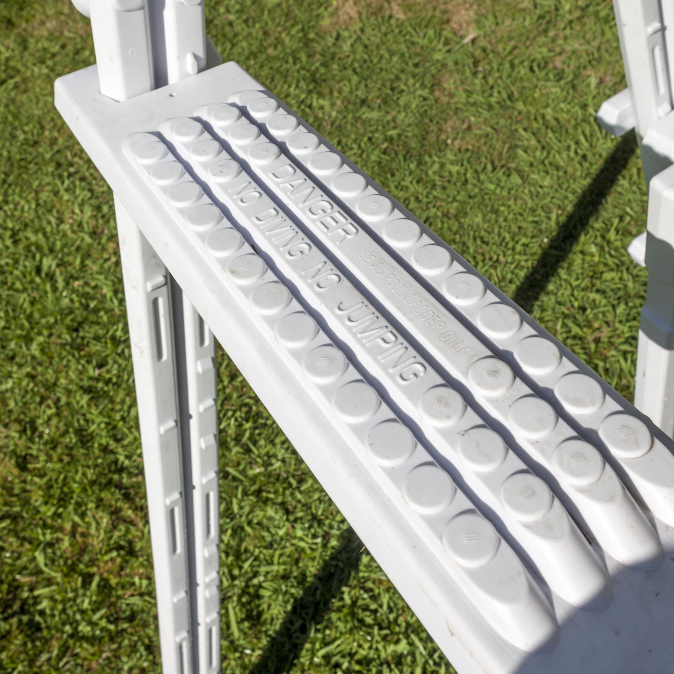 Escaleras para piscinas elevadas ESCALERA DE SEGURIDAD 2X4 PELDAÑOS - MOLDEADA POR SOPLADO - Imagen 6